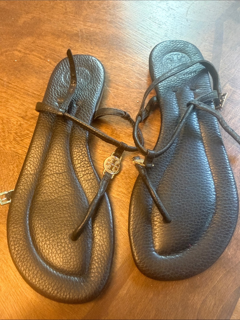 Tory Burch Black Pebbled Leather T-Strap Sandals with Logo Medallion size 7.5